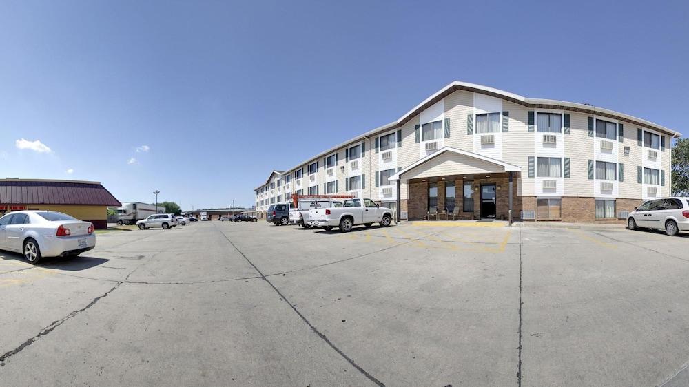 Super 8 By Wyndham Manhattan Ks Exterior foto