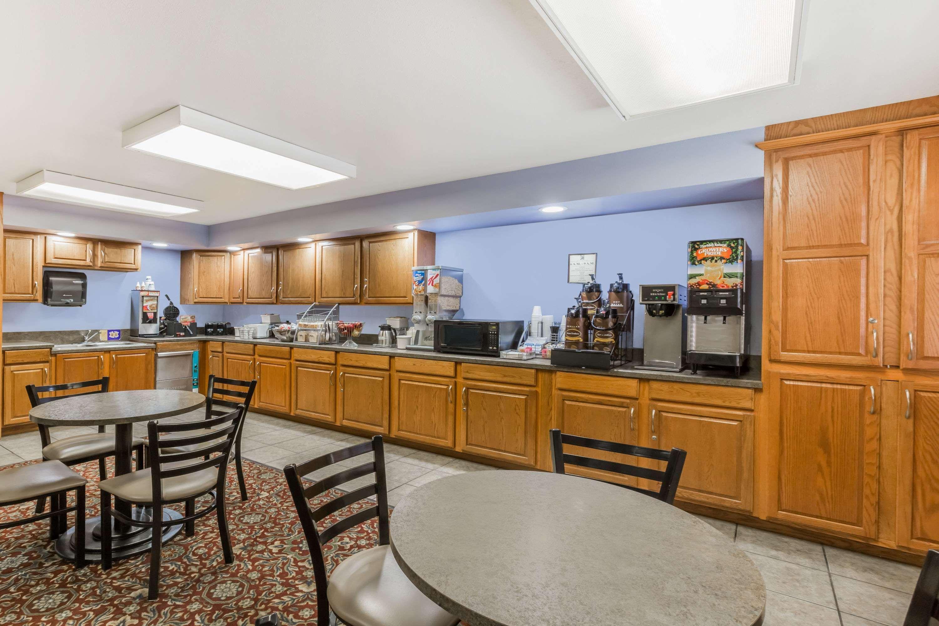 Super 8 By Wyndham Manhattan Ks Exterior foto